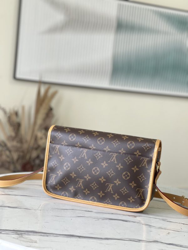 Louis Vuitton Presbyopia Medium-Sized Handbag - Image 3
