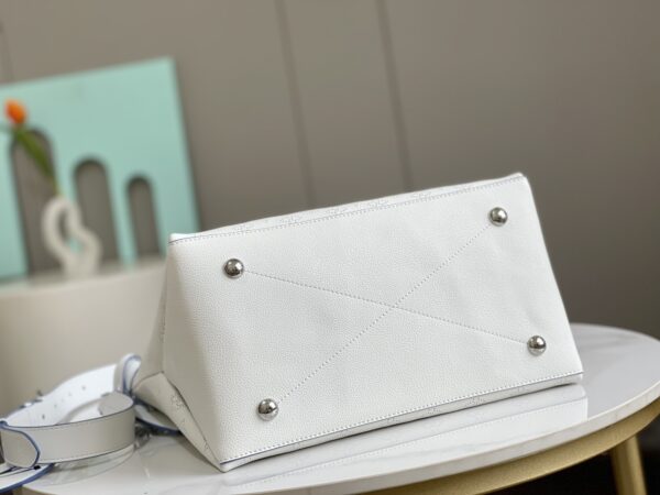 Louis Vuitton Beaubourg Hobo Medium Handbag - White - Image 3